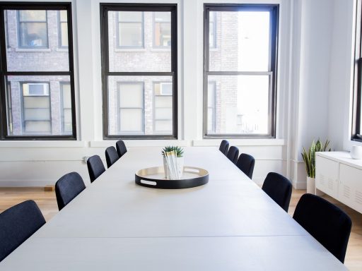 Lichte woonkamer ingericht in Deense designstijl met houten meubels en zachte materialen