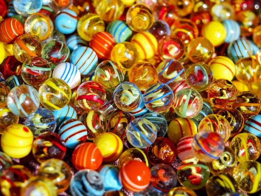 Kleurrijk poppenhuis speelgoed met kleine figuurtjes en meubels