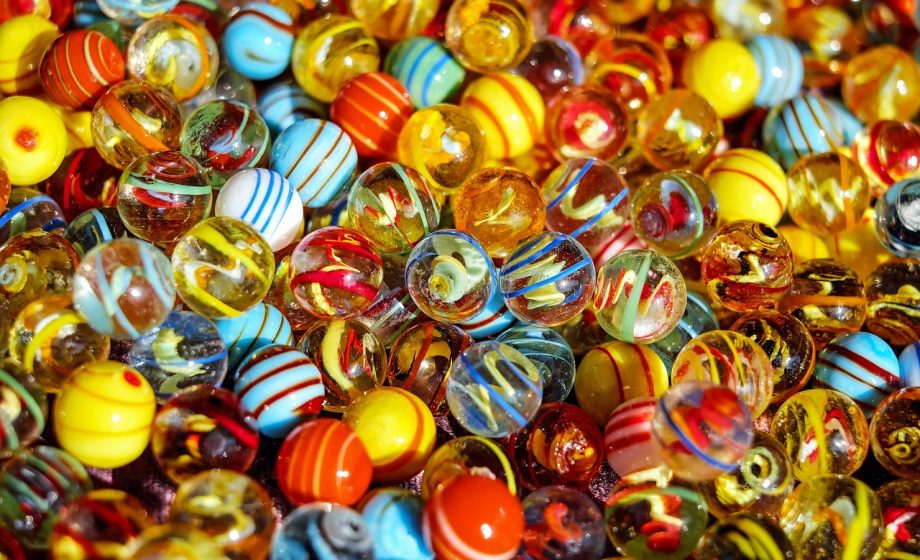 Kleurrijk poppenhuis speelgoed met kleine figuurtjes en meubels