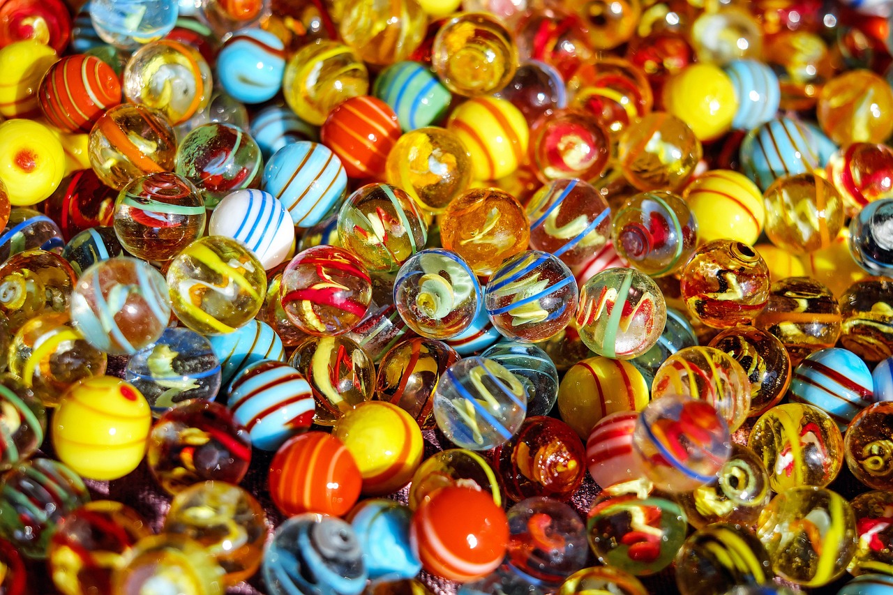 Kleurrijk poppenhuis speelgoed met kleine figuurtjes en meubels