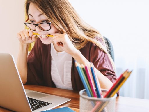 Persoon die gefrustreerd naar een laptop kijkt door een website die niet goed werkt
