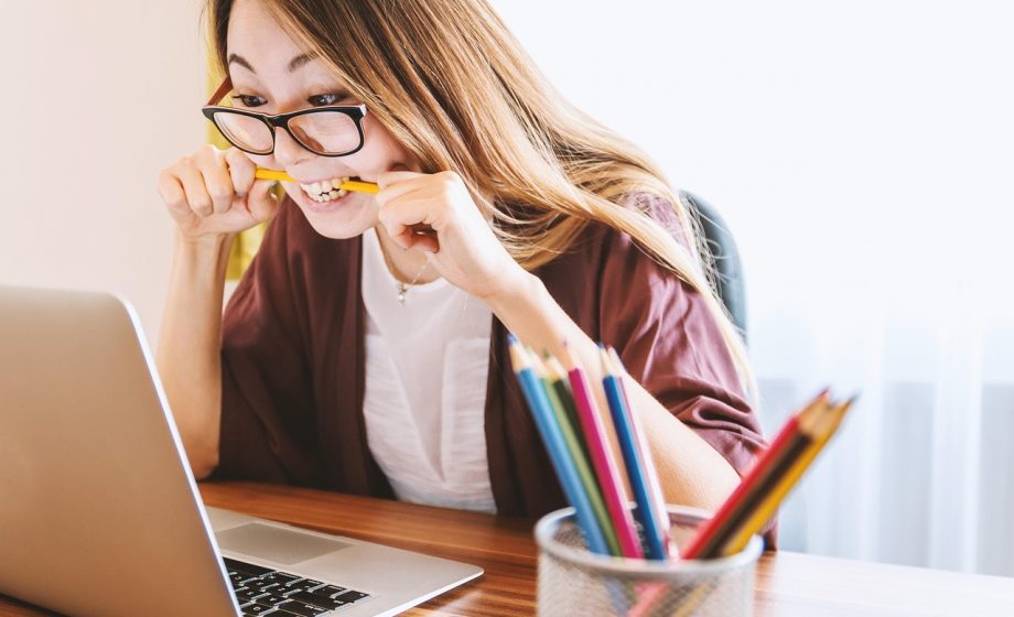 Persoon die gefrustreerd naar een laptop kijkt door een website die niet goed werkt