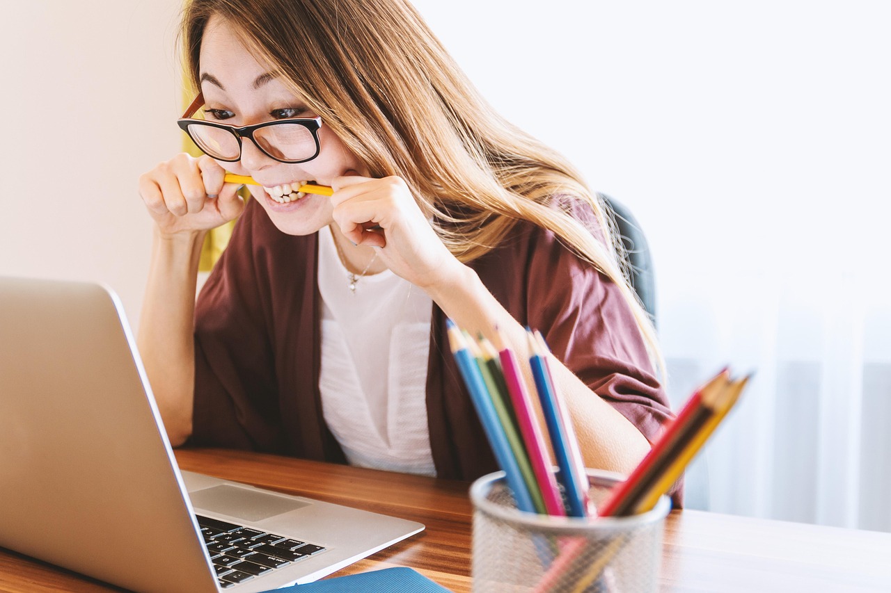 Persoon die gefrustreerd naar een laptop kijkt door een website die niet goed werkt