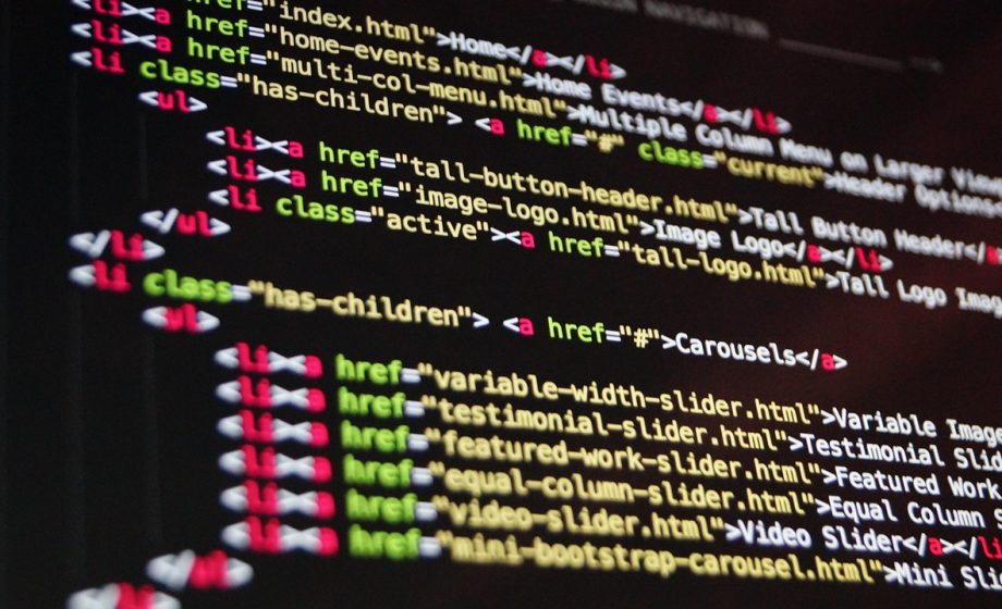 Een modern webdesign met een vloeiende kleurverloop-achtergrond in paarse en blauwe tinten