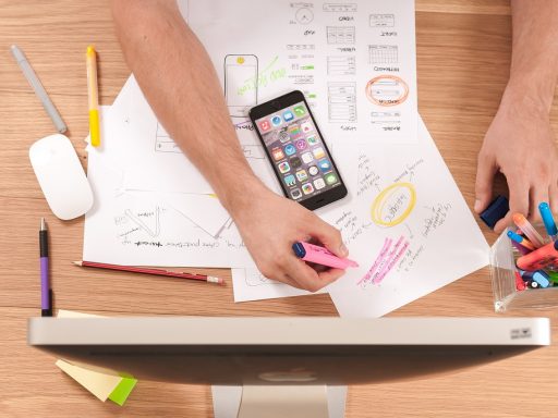 Scherm met een communicatie-app-interface open op een laptop in een kantooromgeving