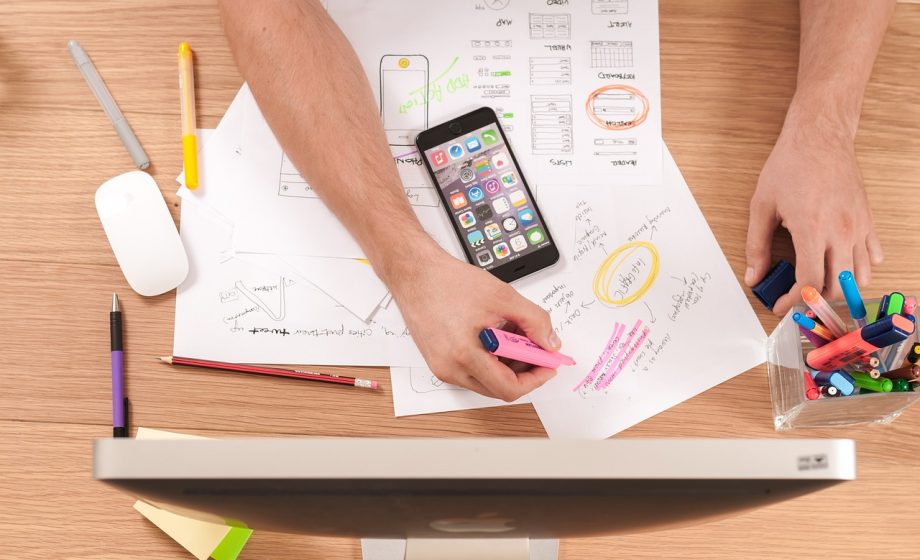 Scherm met een communicatie-app-interface open op een laptop in een kantooromgeving