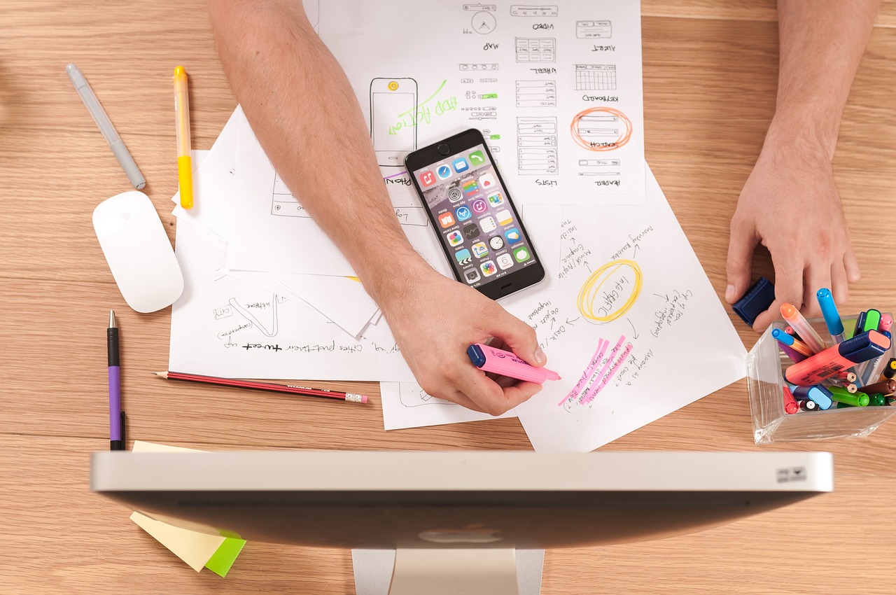 Scherm met een communicatie-app-interface open op een laptop in een kantooromgeving