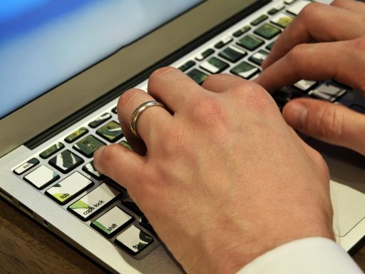 Persoon die zijn dag plant achter een laptop met notities op het scherm