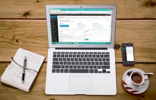 Laptop op bureau met een website checklist open in de browser