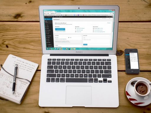 Laptop op bureau met een website checklist open in de browser