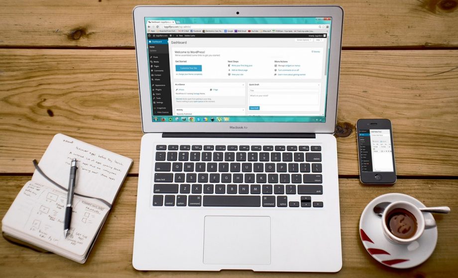 Laptop op bureau met een website checklist open in de browser