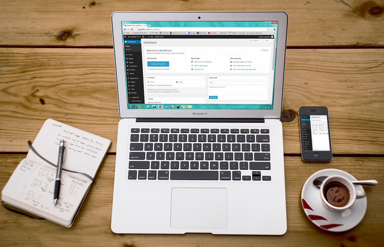 Laptop op bureau met een website checklist open in de browser