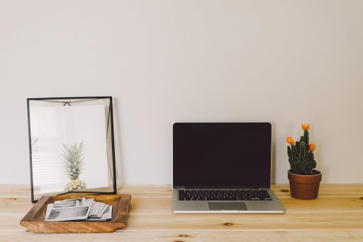 Nette en overzichtelijke bureaubladwerkplek met laptop en georganiseerde apps