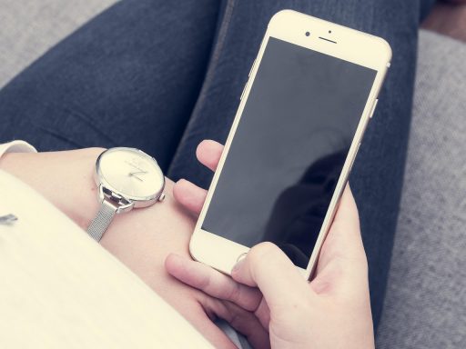 Persoon die via een smartphone augmented reality gebruikt om een meubel virtueel in de woonkamer te plaatsen