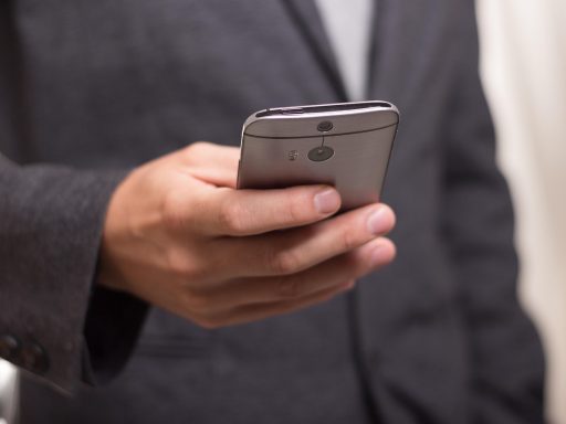 Closeup van een smartphone met batterijinstellingen op het scherm, inclusief een grafiek van energieverbruik per app