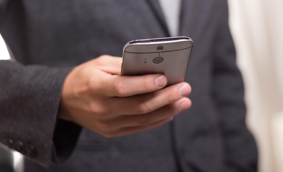Closeup van een smartphone met batterijinstellingen op het scherm, inclusief een grafiek van energieverbruik per app