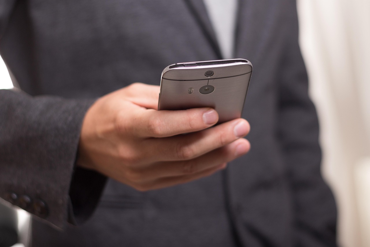 Closeup van een smartphone met batterijinstellingen op het scherm, inclusief een grafiek van energieverbruik per app