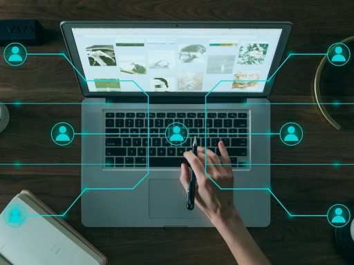 Laptop met een foutmelding over beperkte connectiviteit op het scherm