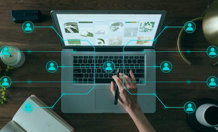 Laptop met een foutmelding over beperkte connectiviteit op het scherm