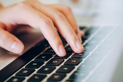 Persoon die op een laptop een moderne website bekijkt