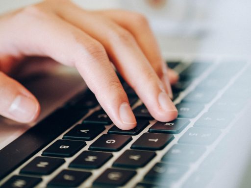 Persoon die op een laptop een moderne website bekijkt