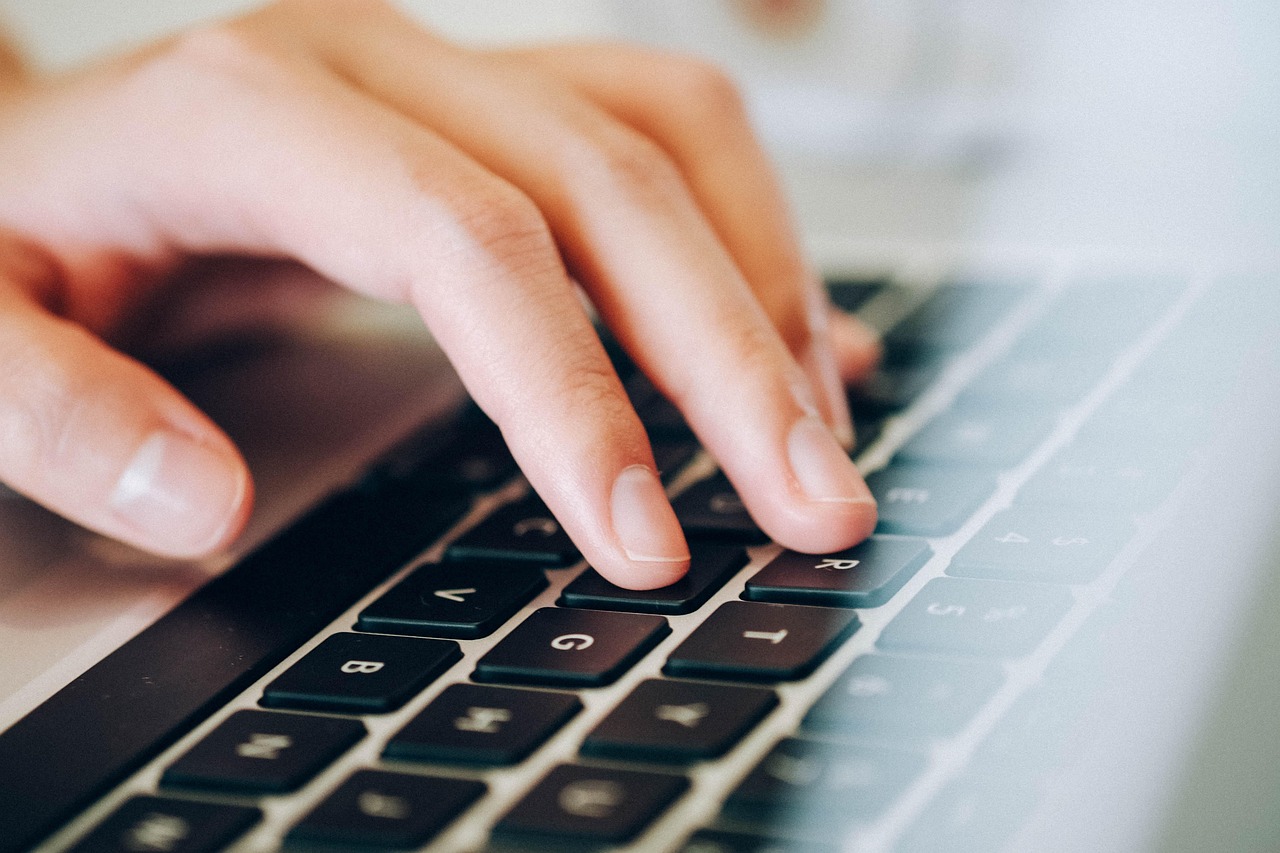Persoon die op een laptop een moderne website bekijkt