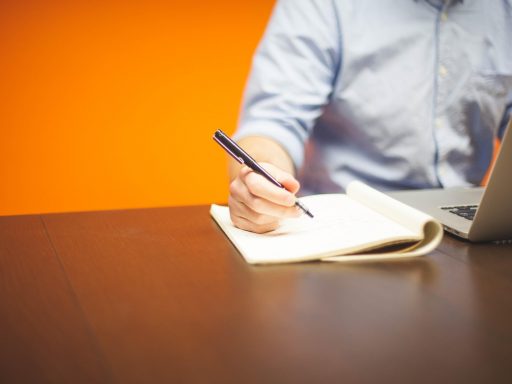 Ondernemer die achter een laptop een domeinnaam kiest en optties vergelijkt