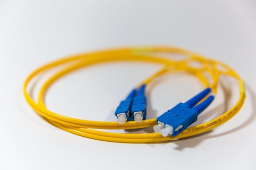 Glasvezelkabels met verschillende connectortypes naast elkaar gelegd