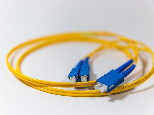 Glasvezelkabels met verschillende connectortypes naast elkaar gelegd