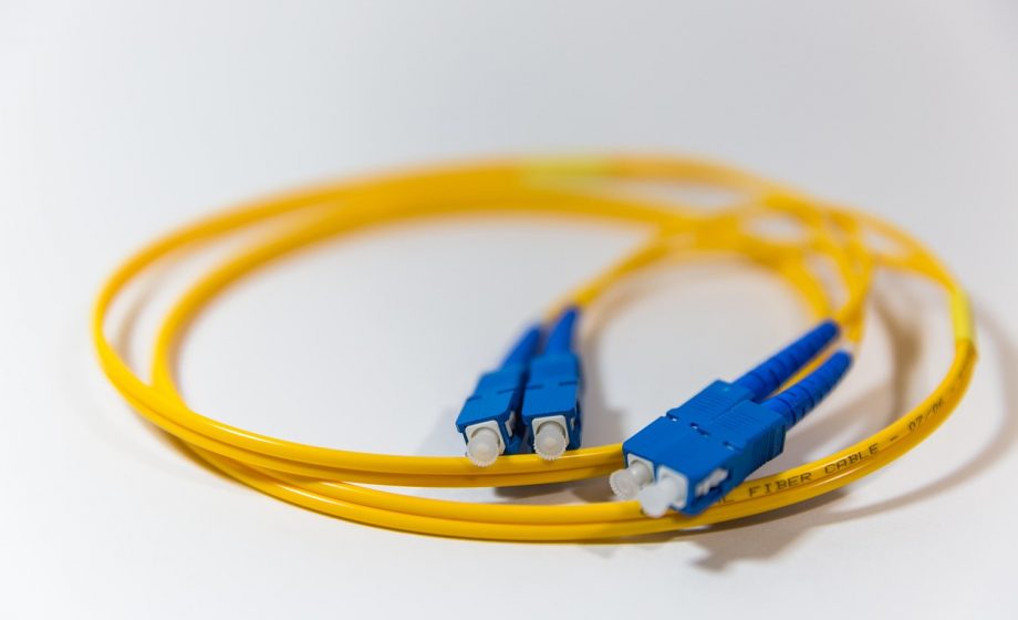 Glasvezelkabels met verschillende connectortypes naast elkaar gelegd