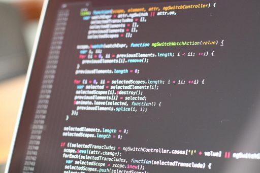 Persoon die heatmap website analyse bekijkt op een laptopscherm