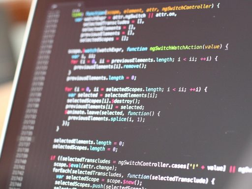 Persoon die heatmap website analyse bekijkt op een laptopscherm