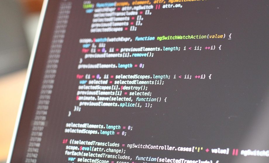 Persoon die heatmap website analyse bekijkt op een laptopscherm