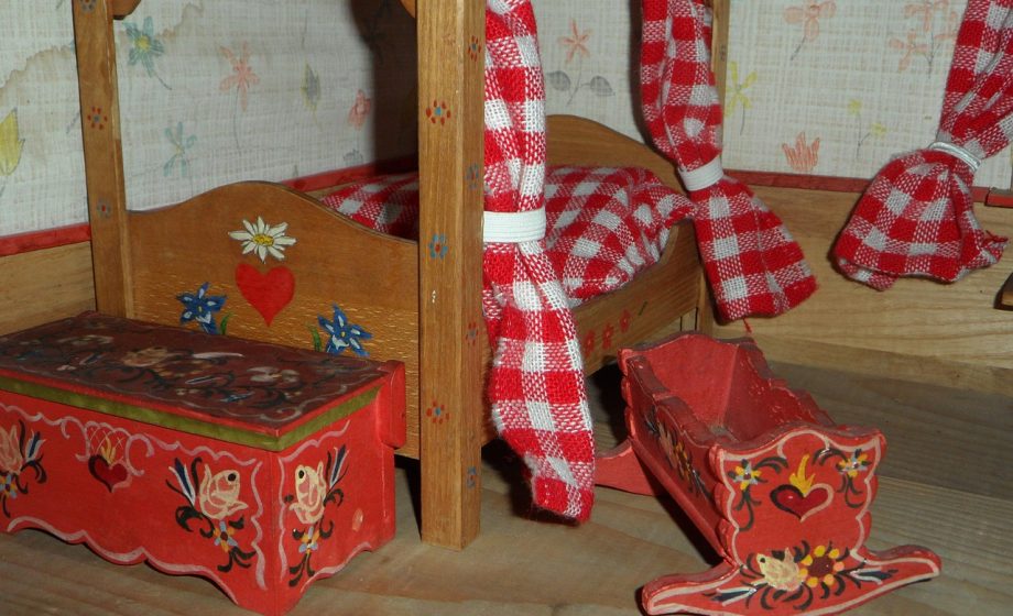 Modulair speelmeubilair in een kinderkamer met stapelbed en opbergmodules
