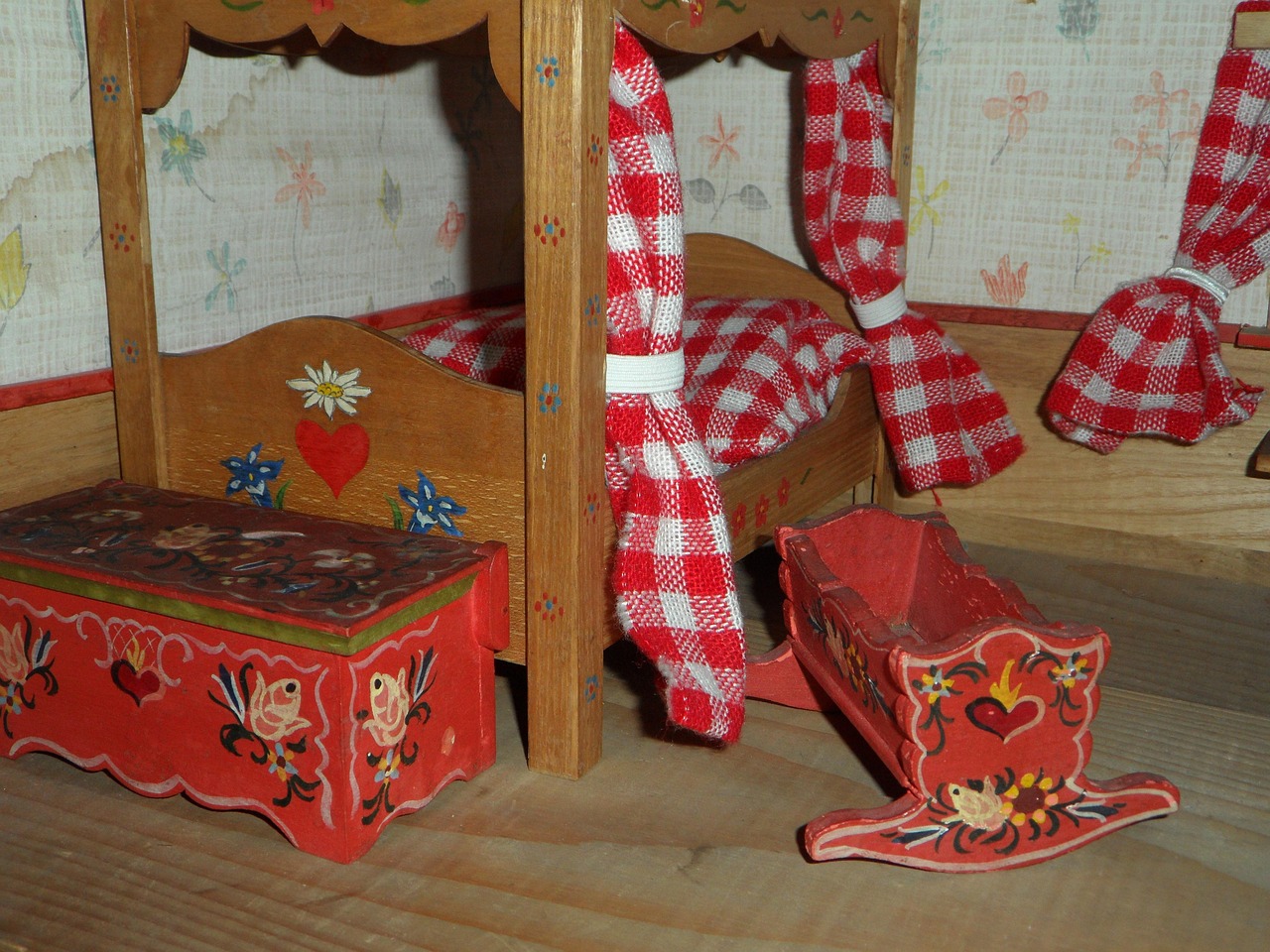 Modulair speelmeubilair in een kinderkamer met stapelbed en opbergmodules