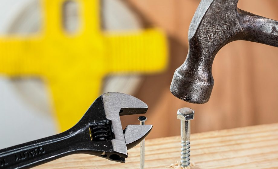 Nail art penselen en gereedschap uitgestald op een witte ondergrond voor thuismanicure