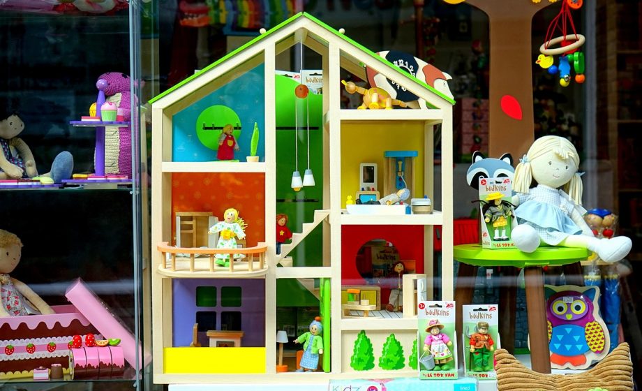 Interieur van een lokale speelgoedwinkel met houten speelgoed en een uitnodigende inrichting