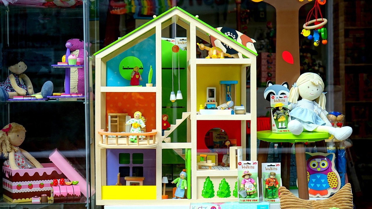 Interieur van een lokale speelgoedwinkel met houten speelgoed en een uitnodigende inrichting