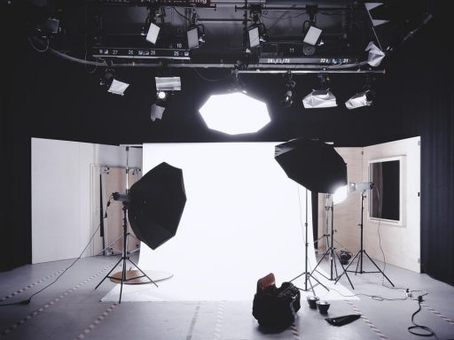 Speelgoed klaargelegd voor een productfoto bij een raam met witte achtergrond