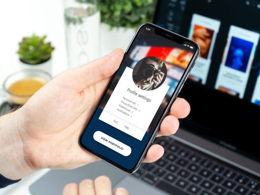 Iemand die door de app-instellingen van een smartphone scrollt om standaard apps te beheren