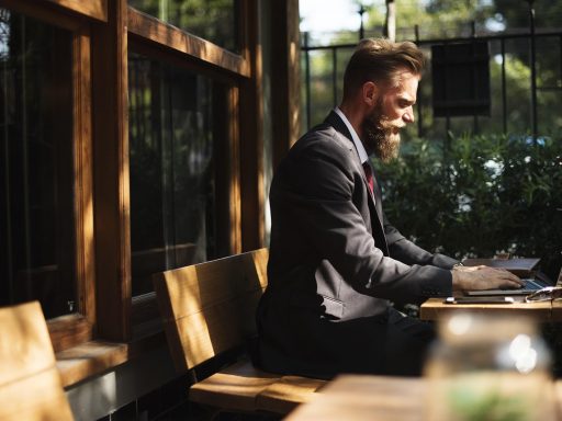 Persoon die op een laptop werkt en een zakelijke webmailomgeving gebruikt