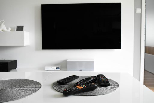 Afstandsbediening gericht op een televisie met instellingenmenu van een decoder