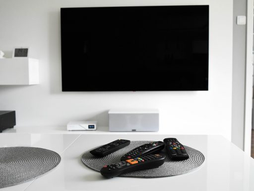 Afstandsbediening gericht op een televisie met instellingenmenu van een decoder