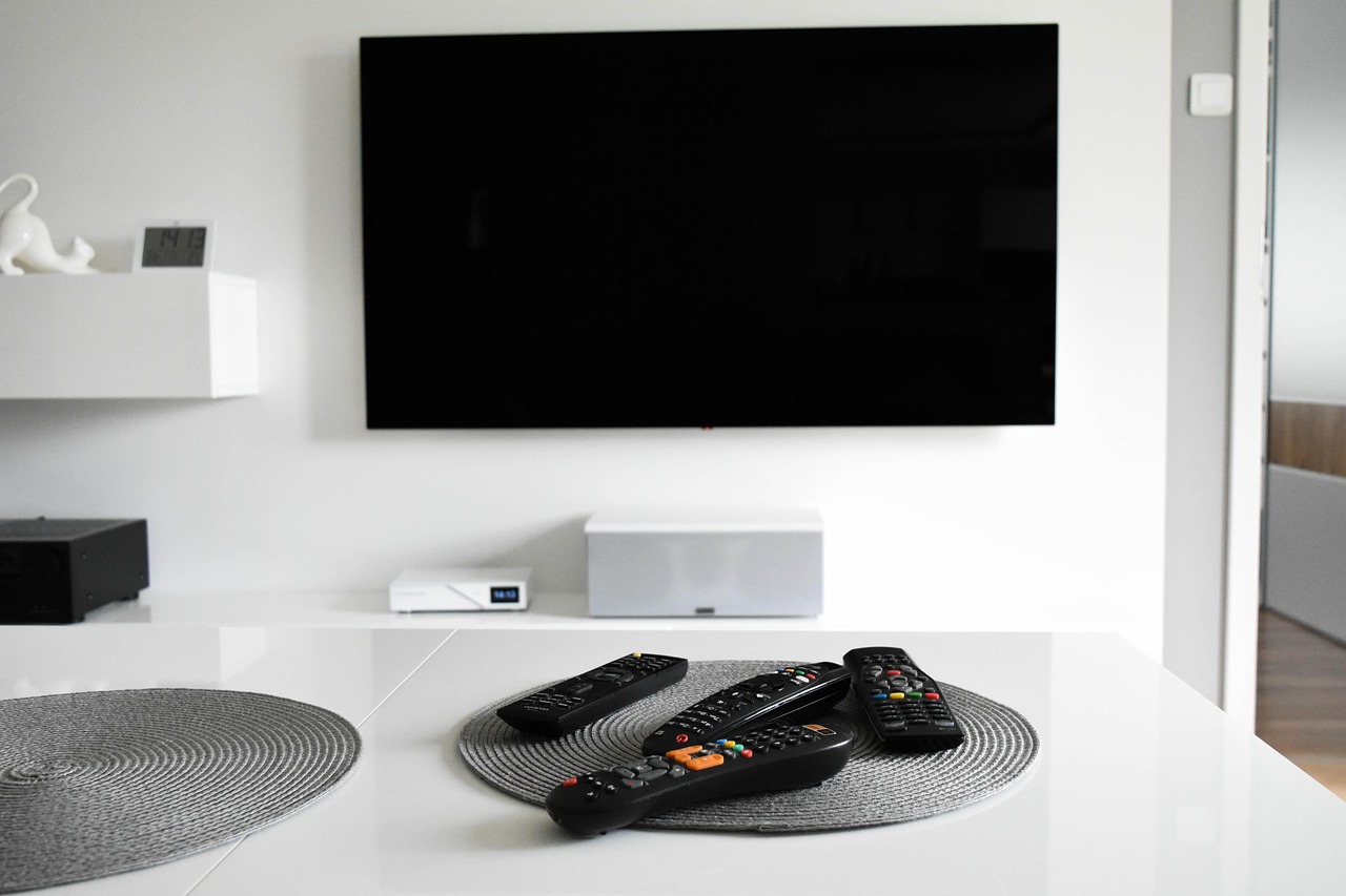 Afstandsbediening gericht op een televisie met instellingenmenu van een decoder