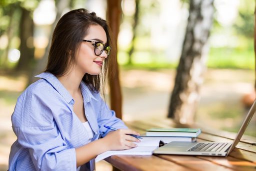 Persoon die CRM-software gebruikt op een laptop op kantoor