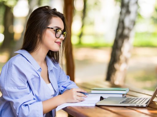 Persoon die CRM-software gebruikt op een laptop op kantoor