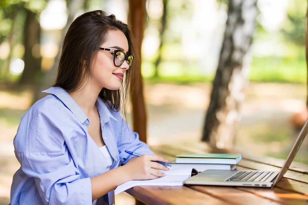 Persoon die CRM-software gebruikt op een laptop op kantoor