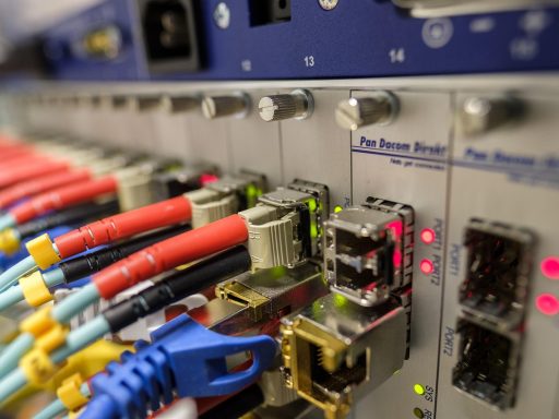 FritzBox router aangesloten op glasvezelapparatuur in een thuisnetwerk