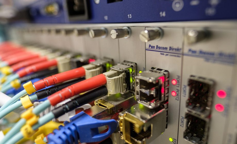FritzBox router aangesloten op glasvezelapparatuur in een thuisnetwerk