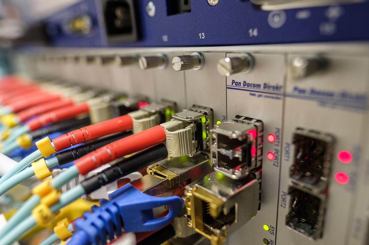 FritzBox router aangesloten op glasvezelapparatuur in een thuisnetwerk